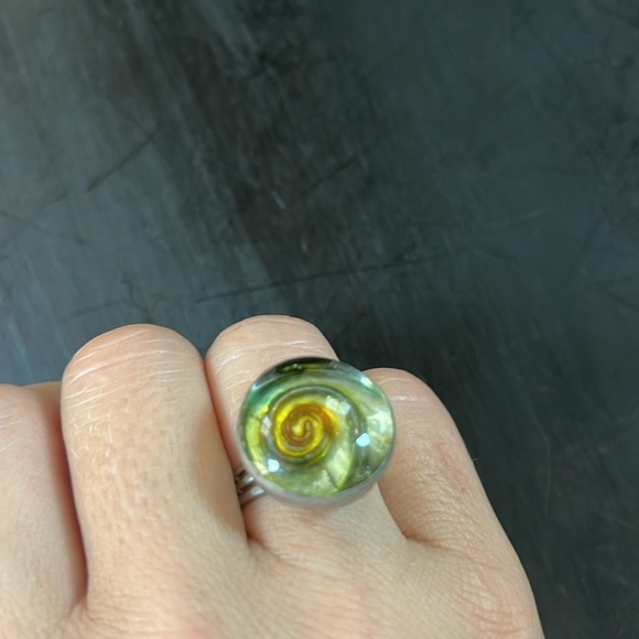 Round statement ring silver toned base glass top with green amber swirl pattern - Picture 3 of 8